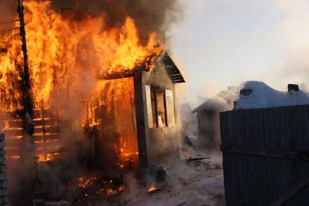 Под Волгоградом в кабине «МАЗа» сгорел мужчина, еще один пострадал