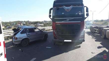 В Волгограде отброшенная грузовиком легковушка сбила пешехода