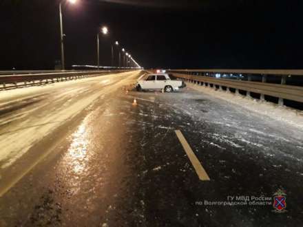 В Волгограде 19-летний водитель врезался в ограждение «танцующего» моста