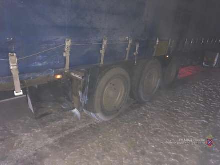 Оторвавшееся от фуры запасное колесо едва не убило водителя «ГАЗели» под Волгоградом