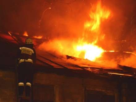 В заброшенном здании под Волгоградом на пожаре пострадал человек