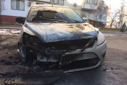 В Урюпинске пятнадцатилетний «Форд» сгорел из-за замыкания электропроводки