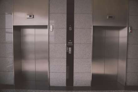 В домах Волжского заменили 13 старых лифтов