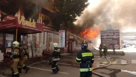 В Волгограде горит строительный рынок
