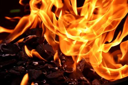 В результате крупного пожара в речпорту Камышина погиб рабочий