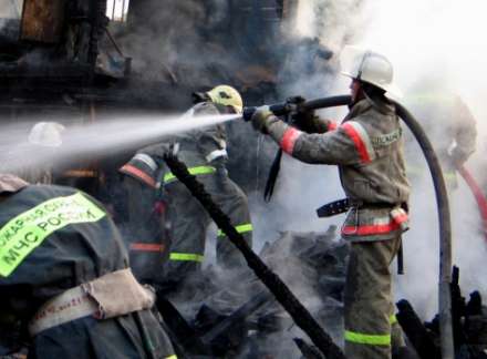 40 человек эвакуировали во время пожара многоэтажки в Волгограде