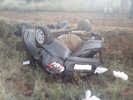 Под Волгоградом водитель погиб в перевернувшейся машине