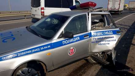 Под Волгоградом лихач на иномарке протаранил полицейскую машину