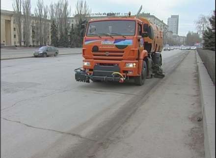 Волгоградские улицы впервые пылесосят зимой