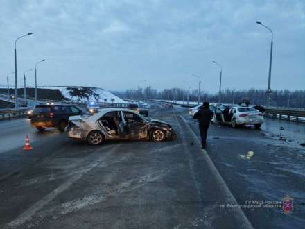 В столкновении двух иномарок на мосту в Волгограде ранены трое взрослых и двое детей