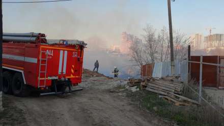 Свыше 100 человек тушили пожар на западе Волгограда