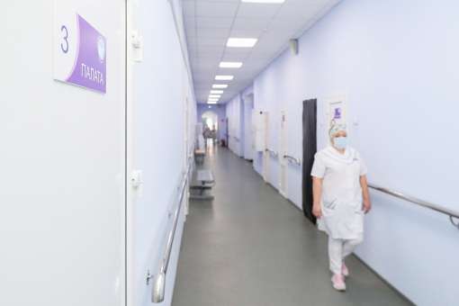 Волгоградские медики по-прежнему болеют COVID-19, отделения больниц закрывают на карантин