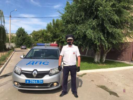 Полицейский в Волгограде помог водителю с инсультом