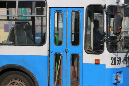 В Волгограде жестоко избили кондуктора троллейбуса из-за просьбы надеть маску