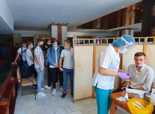 Работники Волгоградского ТЮЗа сдали тест на коронавирус