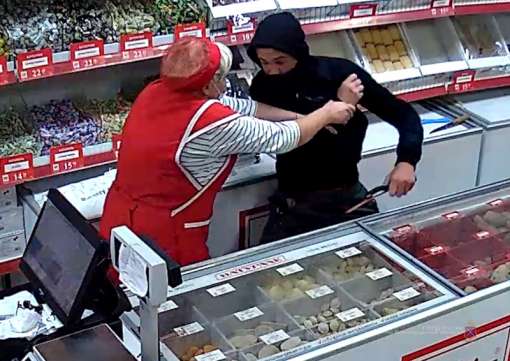 С ножовкой в руках 22-летний парень обчистил кассу сельмага под Волгоградом