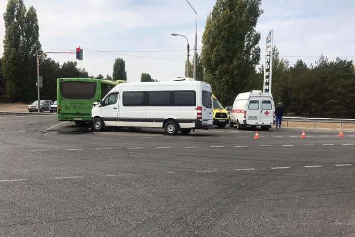 На московской трассе под Волгоградом столкнулись автобус и маршрутка: есть раненые