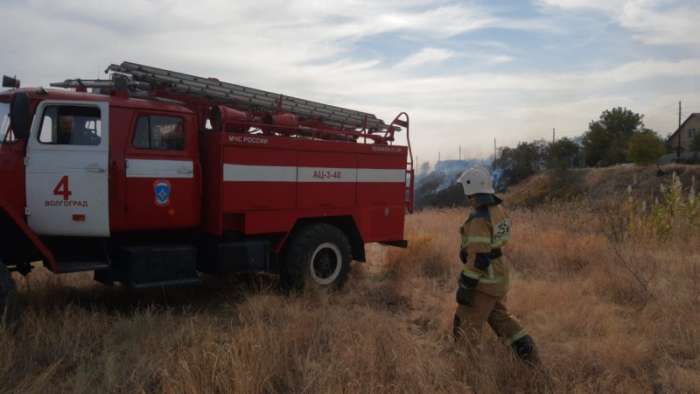 Больше 60 человек тушат ландшафтный пожар под Волгоградом