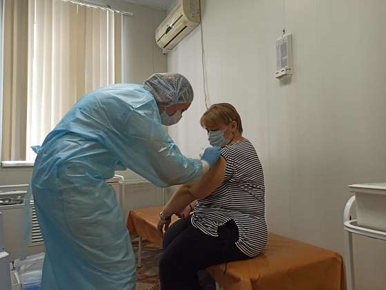 Врачи из «красной зоны» больницы №4 в Волгограде прививаются от коронавируса
