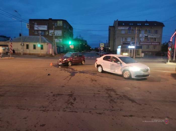 В центре Волгограда престарелый водитель протаранил пенсионерку за рулем малолитражки