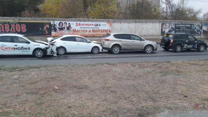 В Волгограде 47-летний таксист устроил ДТП из четырех машин
