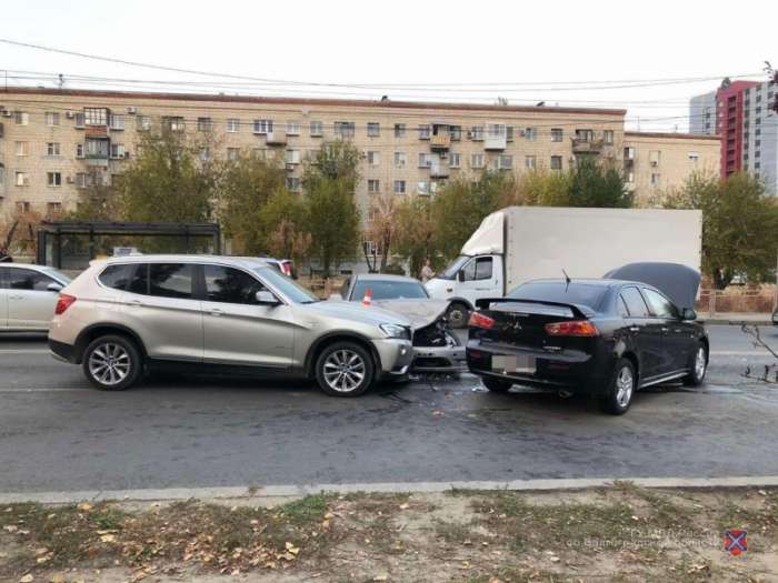 Три иномарки столкнулись в центре Волгограда, ранена 12-летняя девочка