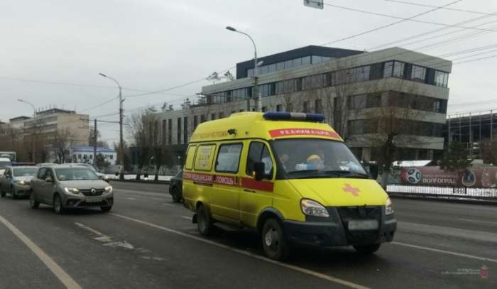 В Волгограде автоледи «подрезала» машину скорой помощи: ранена пациентка «неотложки»