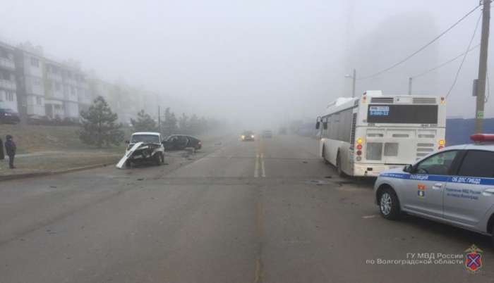 Две легковушки и автобус столкнулись в Волгограде: есть пострадавшие