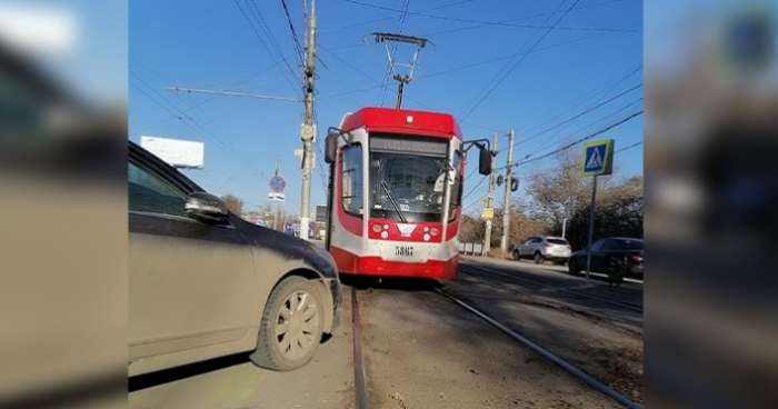 Горе-водитель заблокировал движение скоростного трамвая в Волгограде