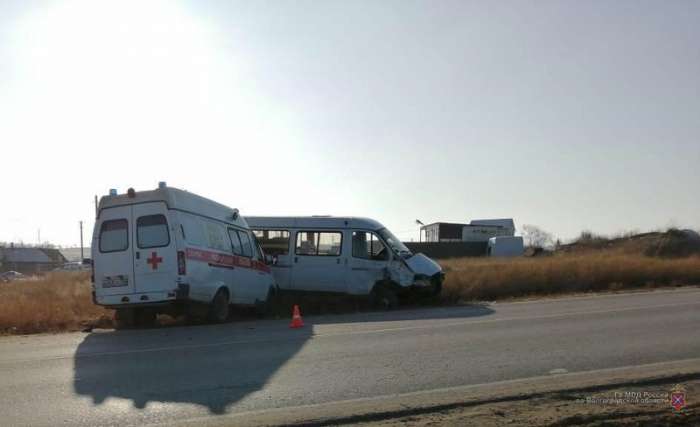 Под Волгоградом в ДТП попала машина скорой помощи: ранены трое людей