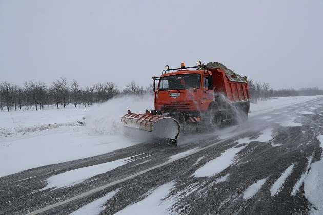 После снегопада дорожники усилили очистку трасс в четырёх районах Волгоградской области