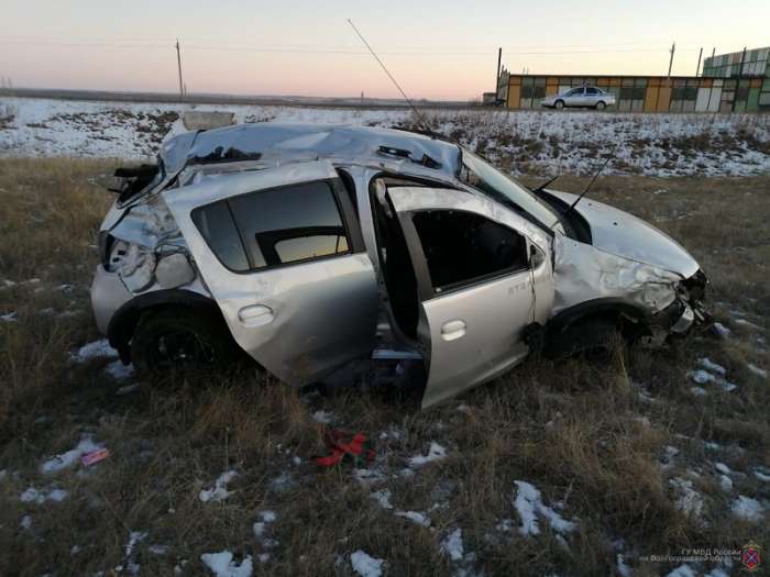Под Волгоградом на трассе опрокинулась иномарка: водитель погиб