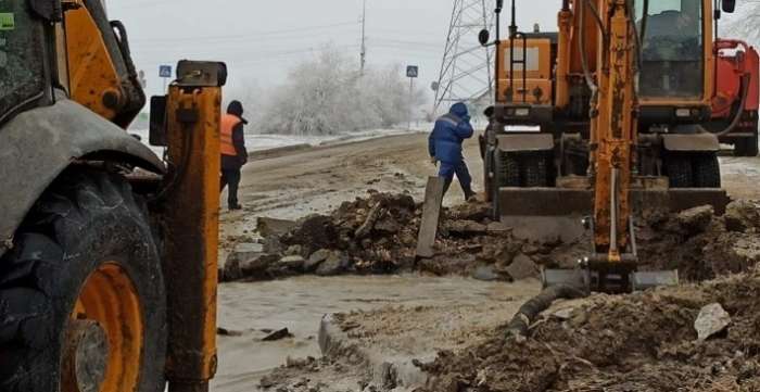 Из-за коммунальной аварии в Волгограде пришлось приостановить автодвижение