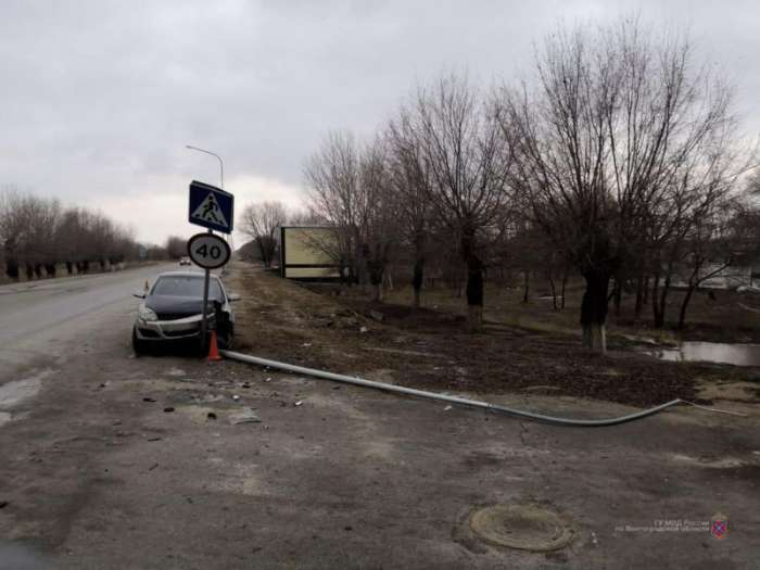 Под Волгоградом житель Крыма снес дорожный знак и столб ЛЭП