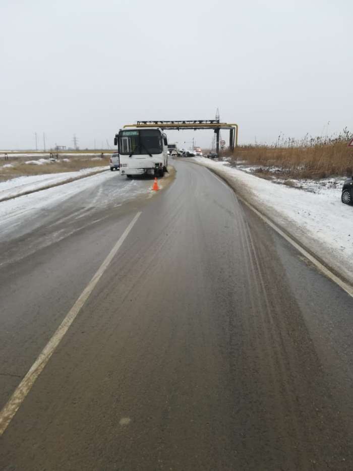 Автобус и две легковушки столкнулись на  трассе под Волгоградом