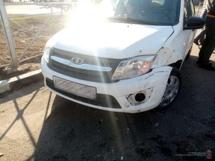 Три машины столкнулись в Волжском: пострадали женщина и подросток