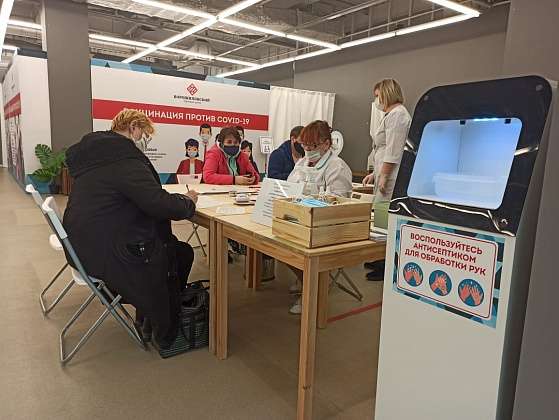 В торговых центрах волгоградского региона начали работу пункты вакцинации от COVID-19.