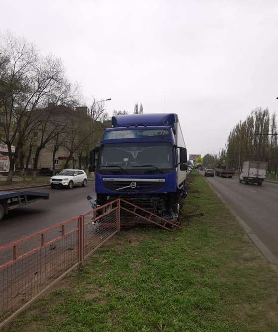На юге Волгограда водитель фуры снес металлическое ограждение