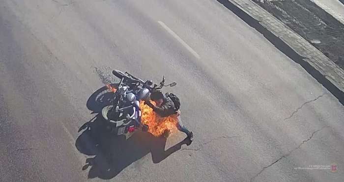 В  Волгограде  на повороте мотоциклист  перевернулся  и загорелся