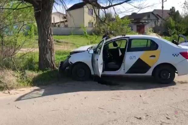 В Волгограде таксист  "Яндекса"врезался в дерево и умер
