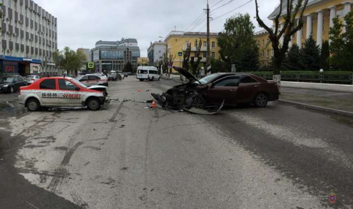 Водитель Toyota   устроил ДТП в центре Волгограда: есть пострадавшие