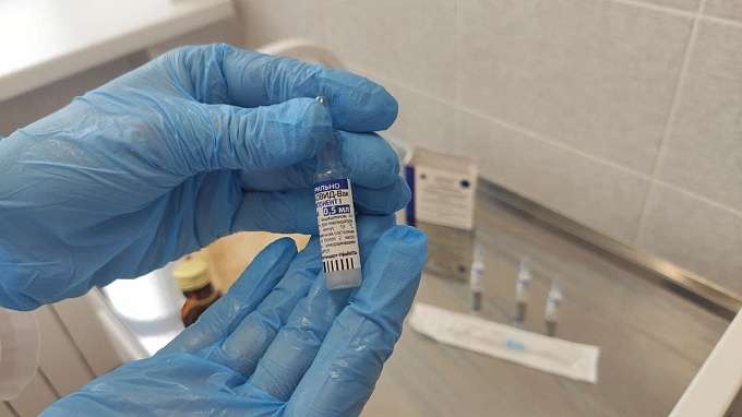 Защиту от коронавируса в майские праздники получили более 12 тысяч жителей региона