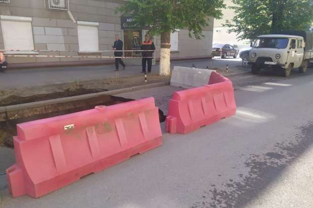 Дорожники выясняют причину провала асфальта в центре Волгограда
