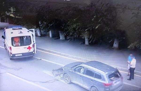 В центре Волгограда столкнулись два автомобиля
