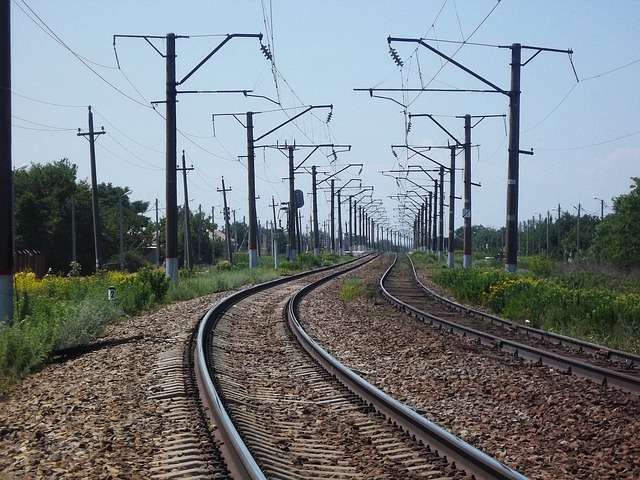 На железнодорожном переезде в Волгоградской области столкнулись поезд и трактор