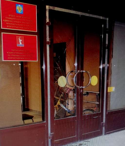 Буйный житель Урюпинска разбил ногой дверь городской администрации