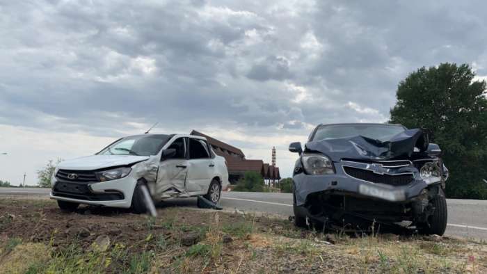 Пять детей пострадали в столкновении двух легковых авто под Волгоградом