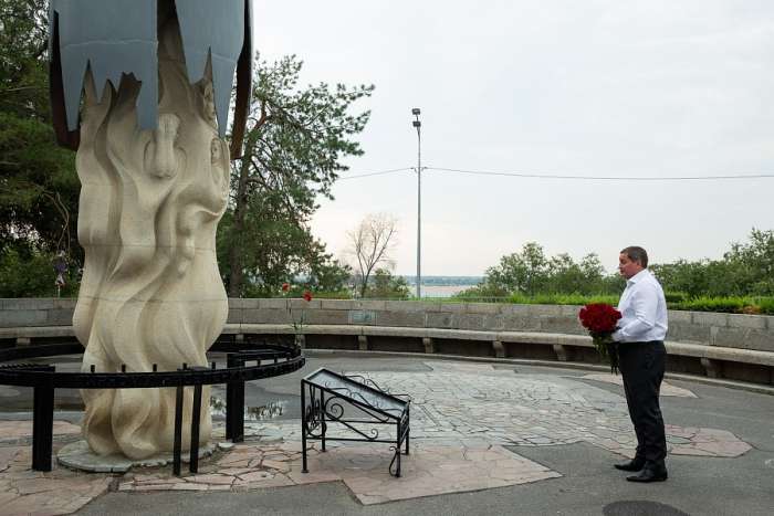 Губернатор Андрей Бочаров почтил память мирных жителей Сталинграда -жертв  массированной бомбардировки