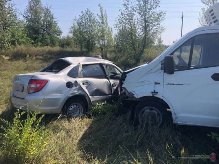 Автомобили «Лада Гранта» и «ГАЗель» столкнулись на дороге под Волгоградом