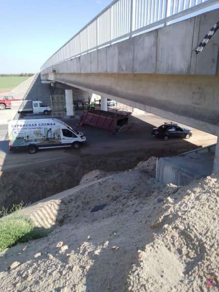 Водитель самосвала протаранил мост под Волгоградом